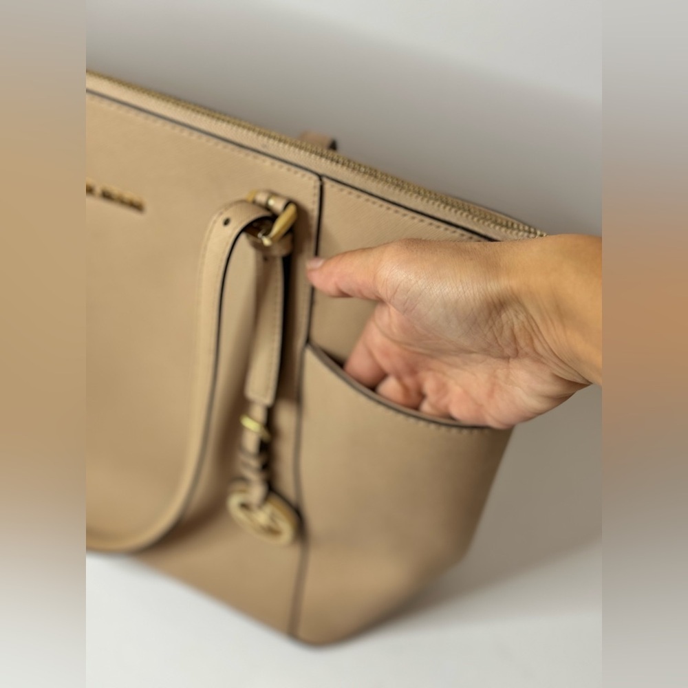 Michael Kors Jet Set Travel Large Tote Oyster Beige Saffiano Leather Top Zip Bag - Picture 5 of 15